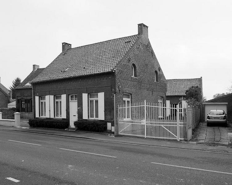 Vue générale d'une maison élémentaire.