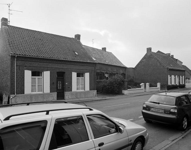 Vue générale de l'alignement sud, les maisons élémentaires.