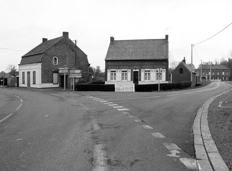 Maisons élémentaires à l'entrée de Rumegies, à l'angle de la rue du grand Chemin et rue de Morimetz.