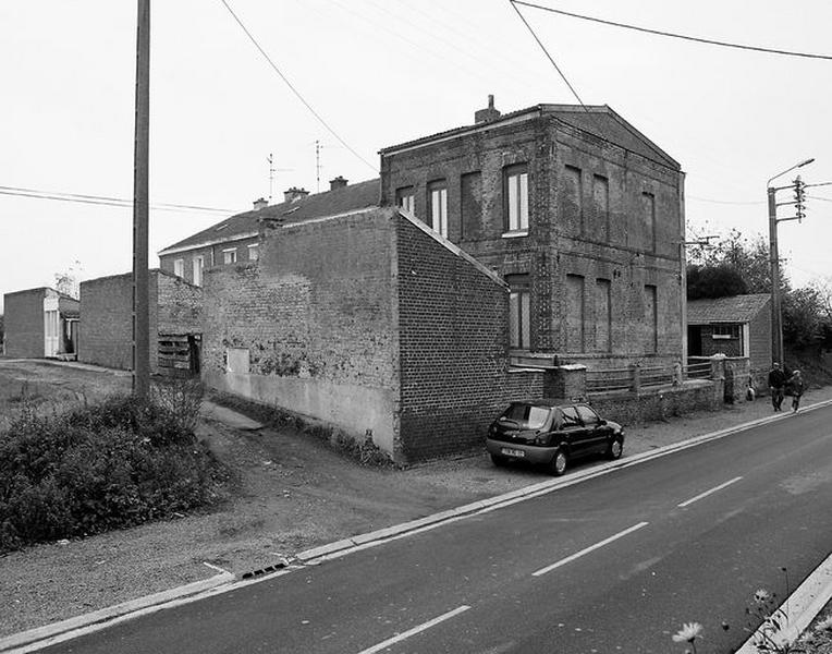 Vue générale de l'ancienne caserne de douanes, rue Molière.