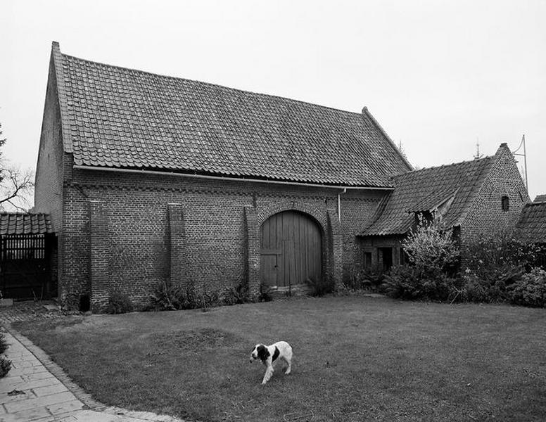 Vue générale de la grange et de la petite étable sur cour.