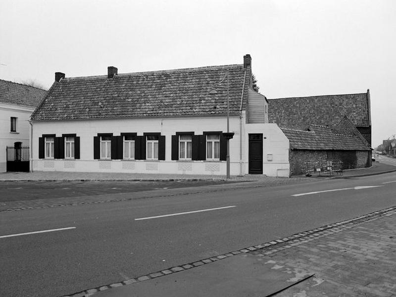Vue générale de trois quarts de la ferme.