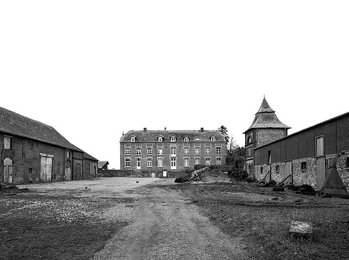 Vue générale du château et des communs depuis l'étang.