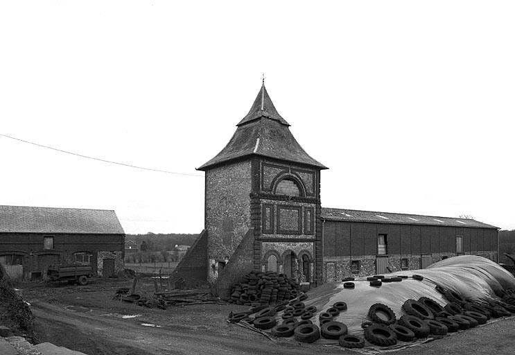 Vue générale des communs et du colombier, situés au nord-est du logis (élévation sud-ouest).