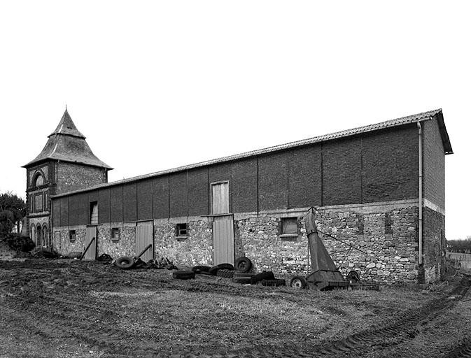 Vue générale des communs et du colombier, situés au nord-est du logis (élévation nord-ouest).