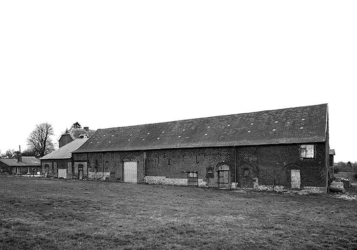 Vue générale des communs situés au sud-est du logis du château (élévation sud-est).