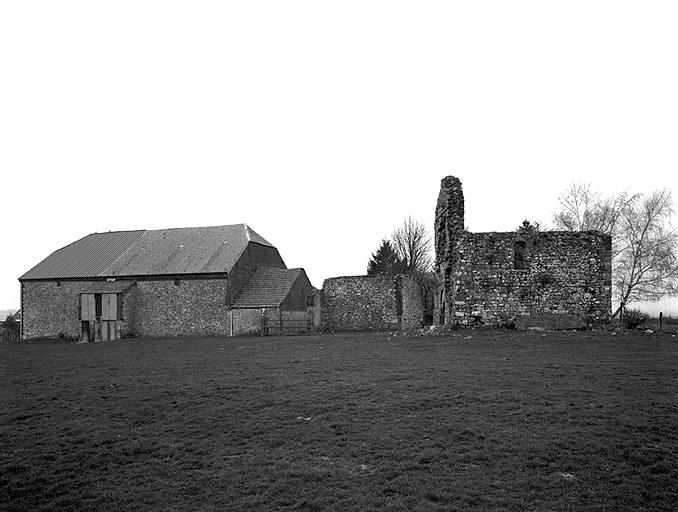 Vue de l'implantation de la ferme et de la chapelle depuis le sud.