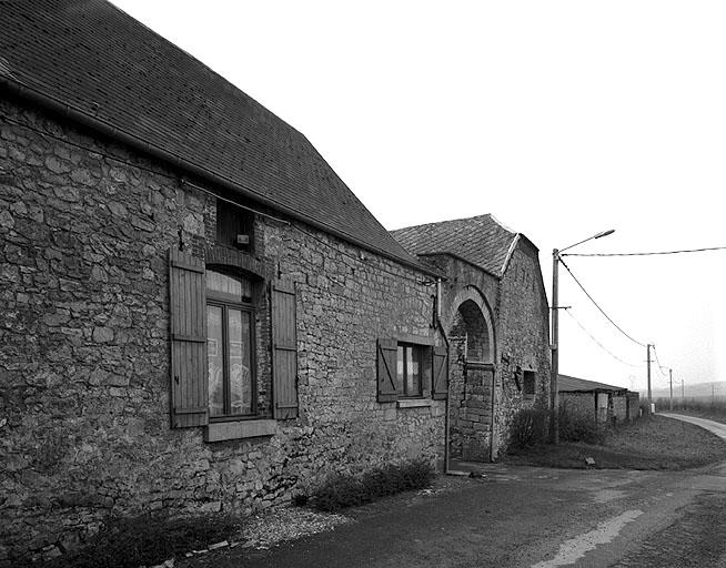 Vue générale du logis et du porche.