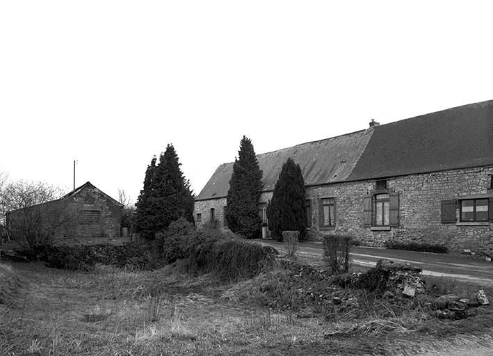Détail du logis depuis la voie.