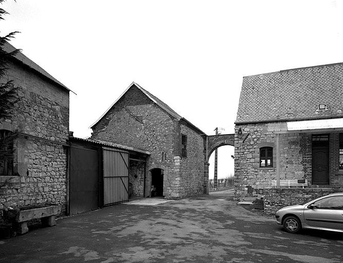 Vue du revers du porche, de l'étable et d'une partie du logis.
