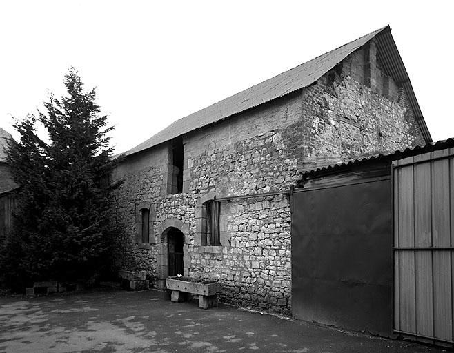 Détail d'un bâtiment d'étables.