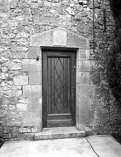 Détail de la porte du logis sur la voie.