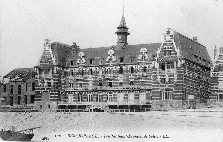 Corps de logis principal, élévation sur la plage, élévation sur la plage avec le bâtiment septentrional alors en cours de construction, vue d'ensemble prise de trois-quarts droit. Carte postale, début 20e siècle (coll. part.).