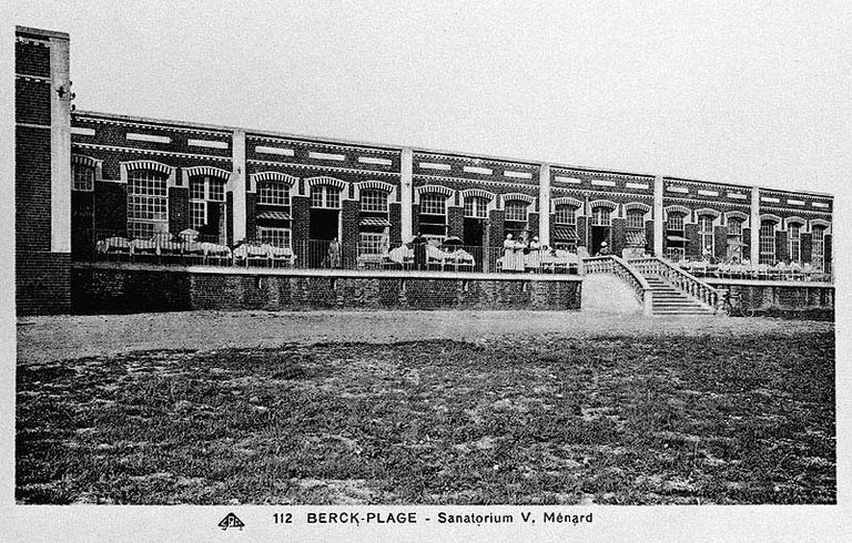 Elévation antérieure, tournée vers l'est, où sont aménagées les terrasses de cure, détail de l'aile droite. Carte postale, années 1920-1930.