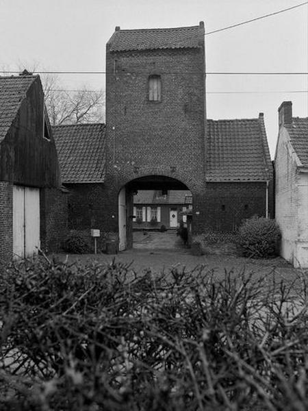 Le porche-pigeonnier depuis la cour.