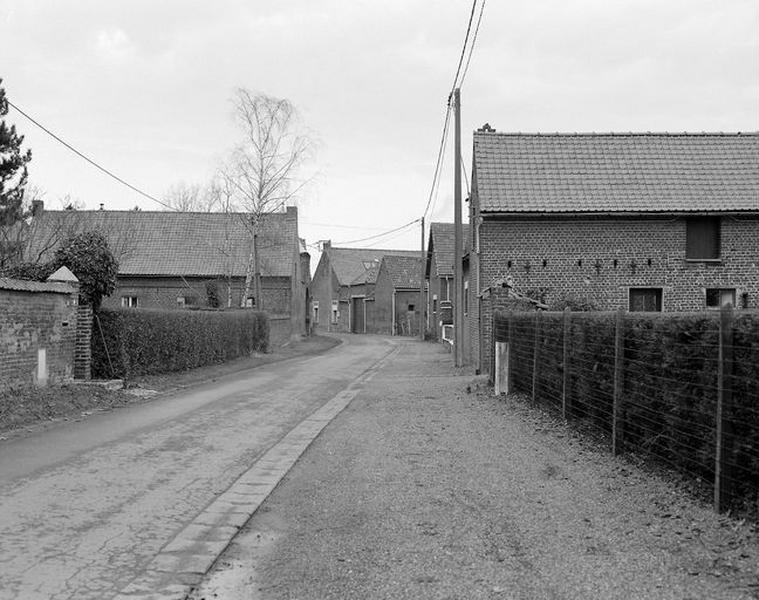 Fermes reconstruites après la Seconde Guerre mondiale, rue de la Cloyère.
