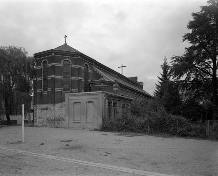 Vue générale du chevet et de la sacristie.