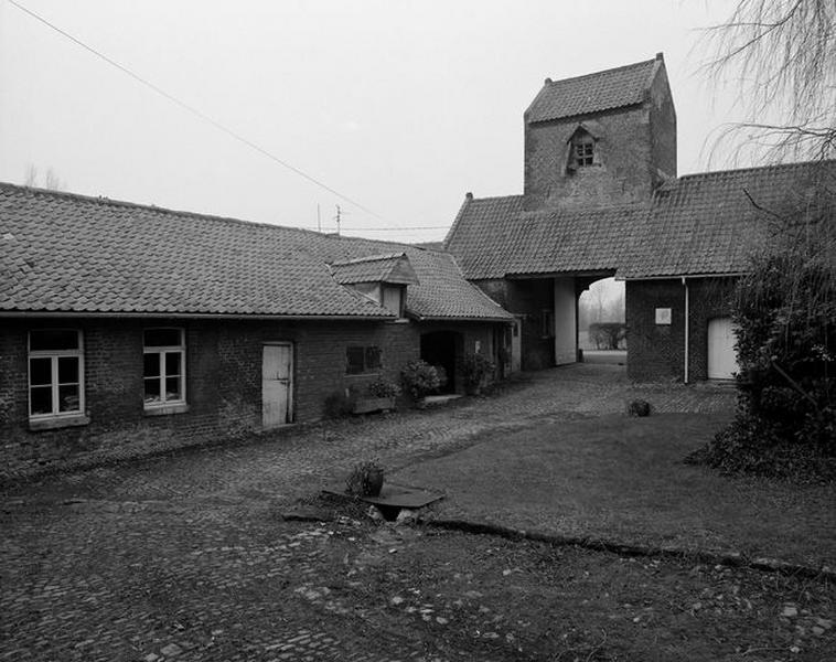 Vue générale de la cour : les communs et le pigeonnier-porche.