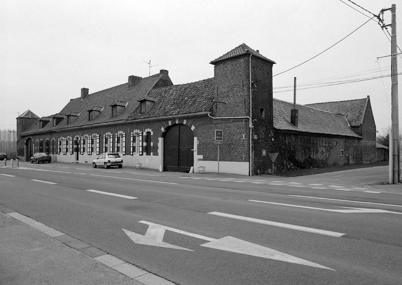 Vue générale de trois quarts depuis la rue.