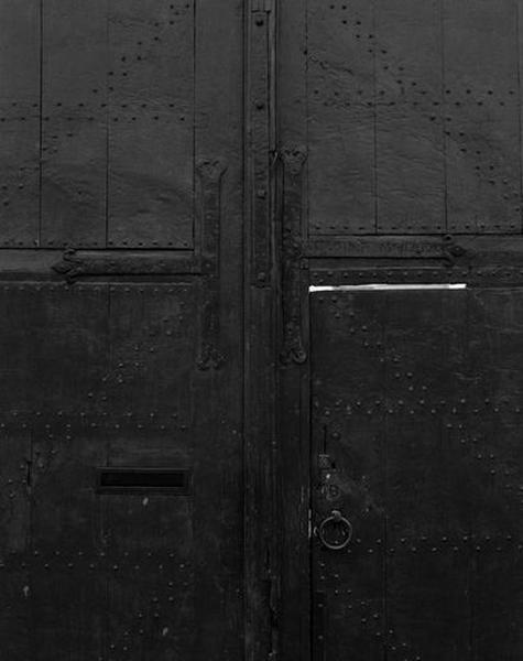 Détail de la porte charretière : ferrure signée et datée par l'artisan.