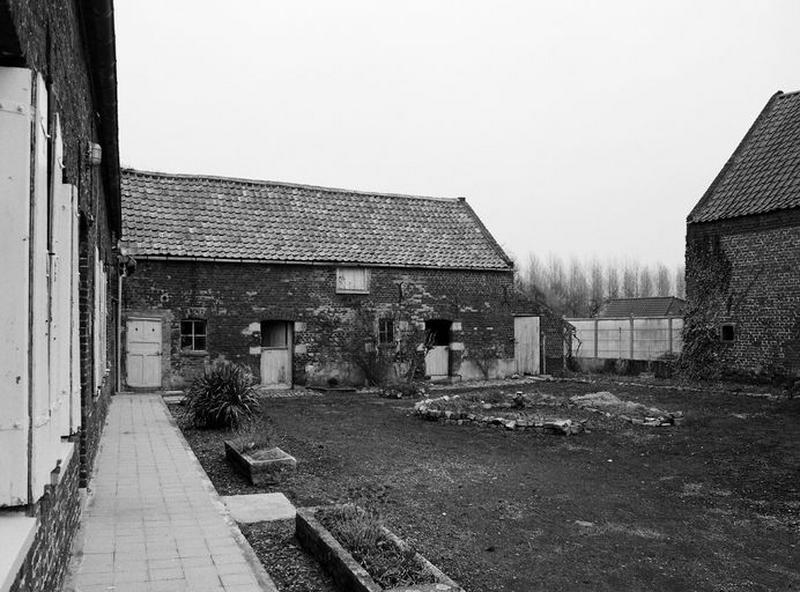 Ferme en U, 16, rue Deken, grange perpendiculaire et étables-écuries parallèles à la rue.