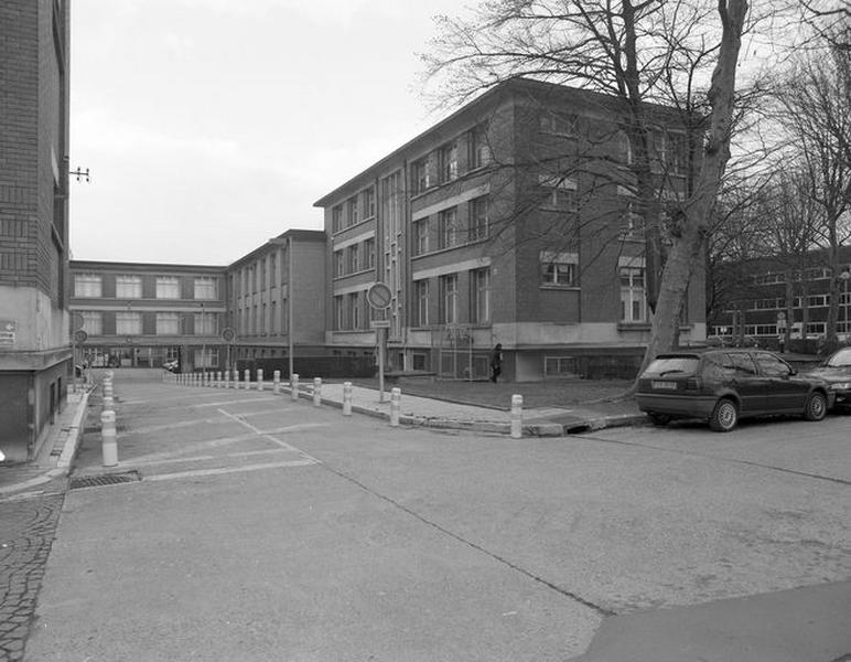 Vue en enfilade sur la cour qui s'étend au nord-est du bâtiment principal d'hospitalisation avec, sur la droite, le bâtiment destiné à loger le personnel infirmier sis du côté est,