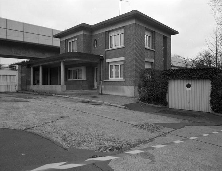 Bâtiment destiné au logement du gardien, situé sur le côté sud de l'entrée secondaire de l'établissement, élévation antérieure, vue de trois-quarts droit.