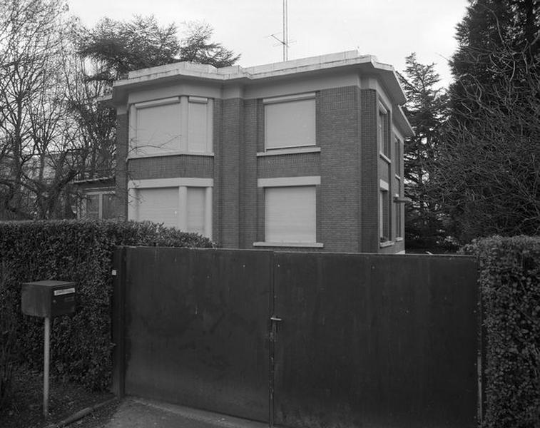 Bâtiment situé au sud-ouest de la cour d'honneur destiné originellement de logement au médecin-assistant, actuellement à héberger les internes ou accueillir la pouponnière, élévation antérieure.
