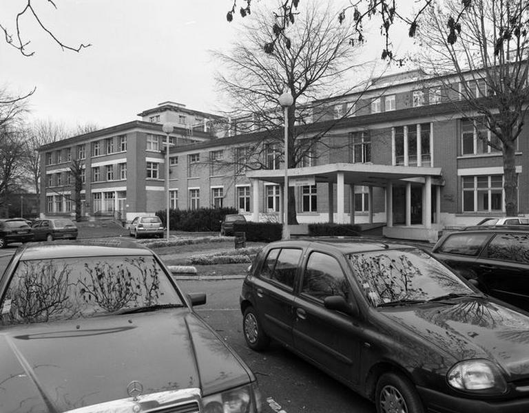 Bâtiment du réfectoire au premier plan et, au second plan, bâtiment destiné à loger le personnel infirmier, tous deux situés du côté est, reliés par une aile qui est le fruit d'une extension postérieure.