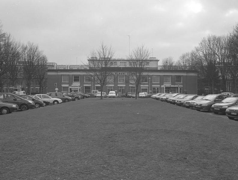 Bâtiment d'arrivée destiné à abriter l'administration et les services des admissions et des consultations, élévation antérieure, vue générale prise de face.