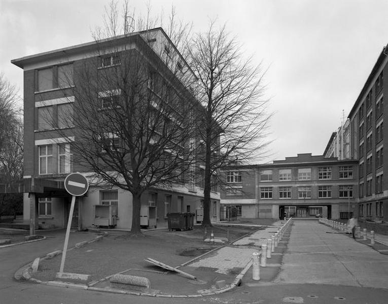 Vue en enfilade sur la cour qui s'étend au nord-ouest du bâtiment principal d'hospitalisation, avec, sur la gauche, le bâtiment destiné à loger le personnel infirmier situé du côté ouest.