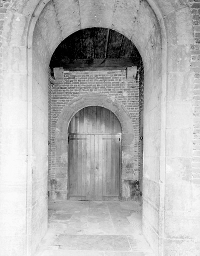 Corps de garde, intérieur, rez-de-chaussée : accès du portique vers le beffroi.