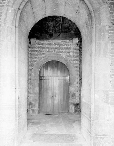 Ensemble d'édifices derrière façade (corps de garde, beffroi, maisons)