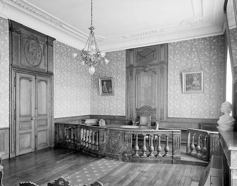 Ensemble de l'aménagement de l'espace du tribunal de la salle des mariages (clôture, lambris de hauteur, lambris d'appui, bancs) ; Ensemble d'édifices derrière façade (hôtel de ville, maisons), actuellement hôtel de ville