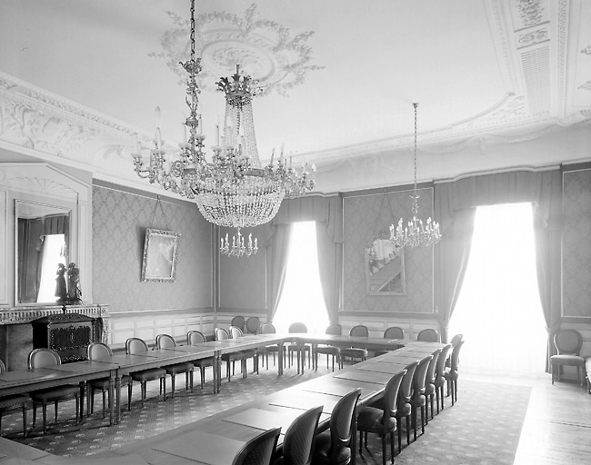 Intérieur, premier étage : grand salon (salle du conseil municipal), vue générale vers les fenêtres donnant sur la place.