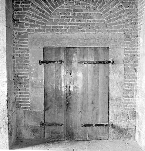 Corps de garde, intérieur, rez-de-chaussée : porte d'accès à l'ancienne salle de repos des gardes.