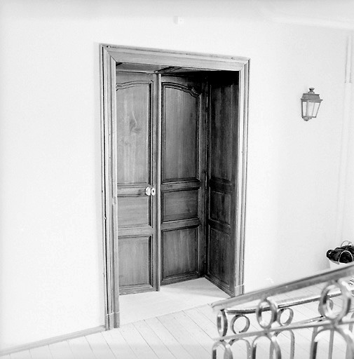 Intérieur, deuxième étage : cage d'escalier, palier et porte vers la grande salle.