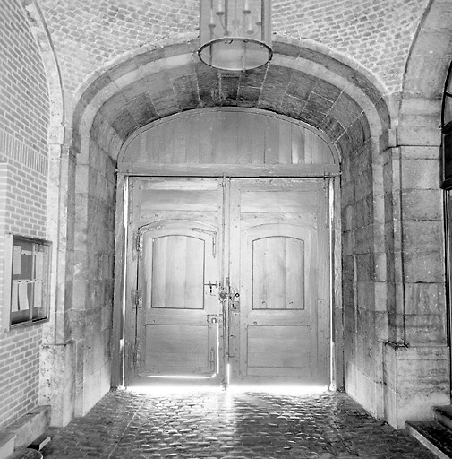 Intérieur, rez-de-chaussée : revers de la porte cochère et passage cocher.