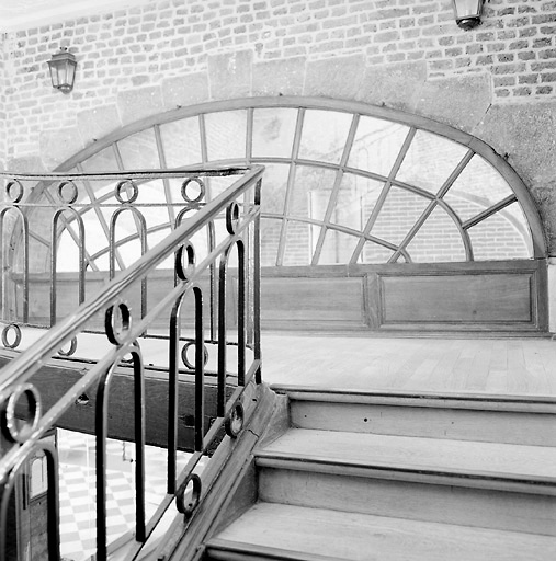 Intérieur : cage d'escalier, repos principal entre le rez-de-chaussée et le premier étage, baie en imposte ouvrant vers le passage cocher.