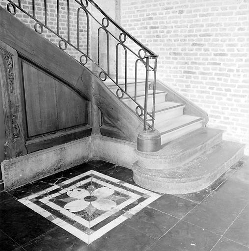 Intérieur, rez-de-chaussée : cage d'escalier, départ de l'escalier.