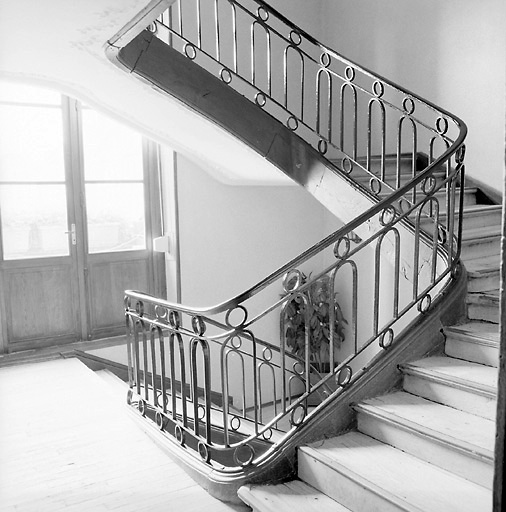 Intérieur : cage d'escalier, palier du premier étage et volées vers le deuxième étage.