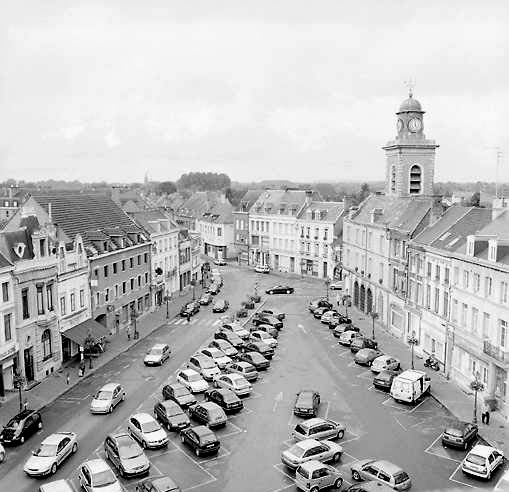 Place Pierre-Delcourt, vue depuis les combles de l'hôtel de ville : le corps de garde comme élément de structuration de la place.