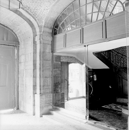 Intérieur, rez-de-chaussée : baie ouvrant depuis le passage cocher vers la cage d'escalier.