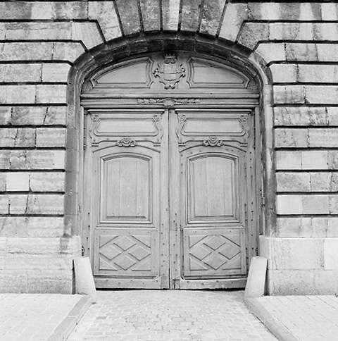 Façade : porte ouvrant sur le passage cocher donnant accès à la halle (actuel vestibule).