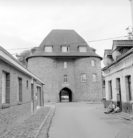 Ouvrage d'entrée, vue frontale dans l'axe de la rue Marcel-Maes (côté ville).