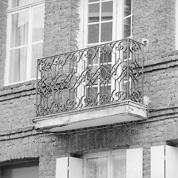 Maison n° 5, façade, détail : balcon (état en 2005).