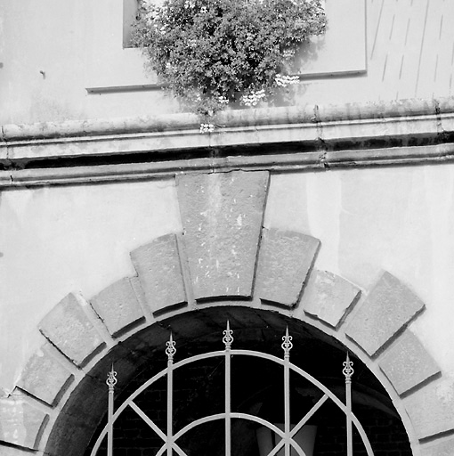 Corps de garde, façade, rez-de-chaussée : encadrement des baies en bossage à table plate.