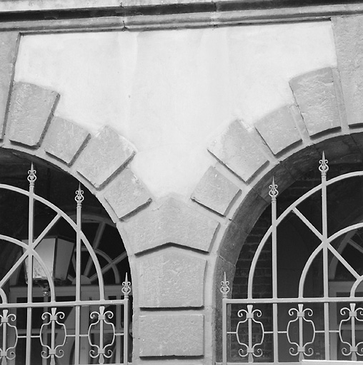 Corps de garde, façade, rez-de-chaussée, détail : encadrement des baies en bossage à table plate.