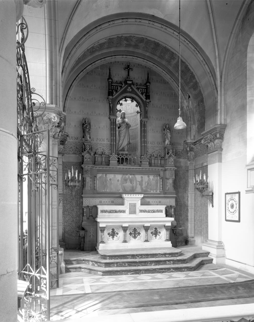 Ensemble de l'autel secondaire du Sacré-Coeur (autel, retable, tabernacle, statue du Sacré-Coeur, deux statues d'anges)