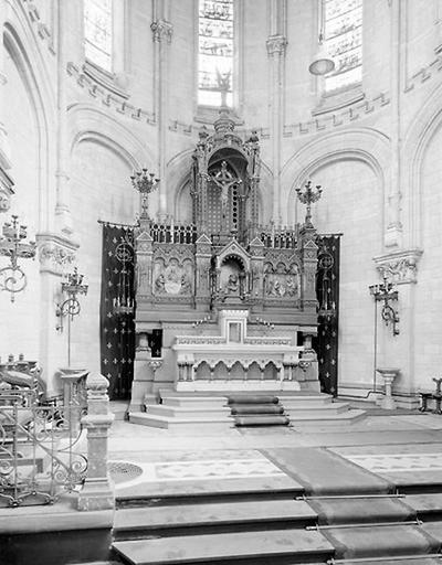 Ensemble du maître-autel (autel, tabernacle, exposition, retable, deux chandeliers d'église, deux lustres d'église, statue de Christ en croix, cinq statues d'anges, tenture d'église)